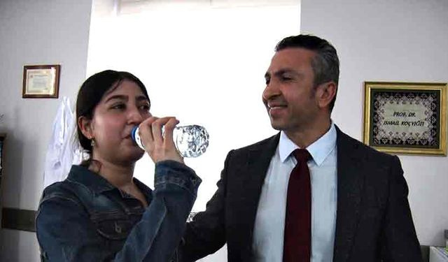 Annesinin böbreğiyle hayata tutundu