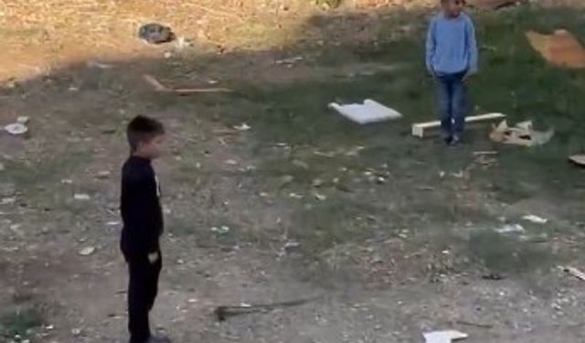 AFAD'ın siren testi sırasında çocuklar esas duruşa geçti