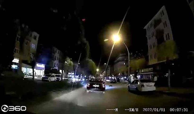 Otomobilin altında kalan kedi telef oldu