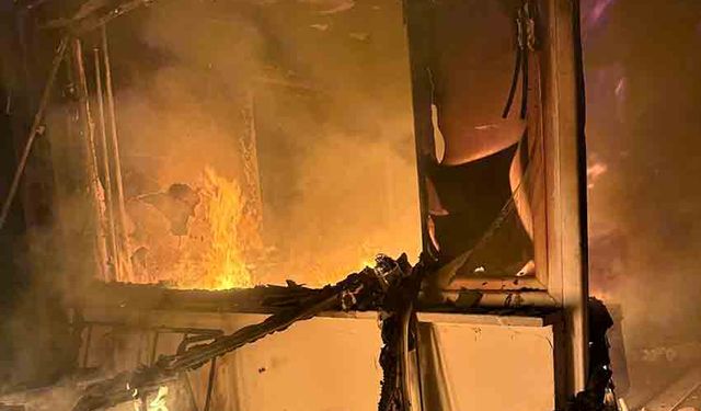 2 katlı evde çıkan yangın odayı küle çevirdi