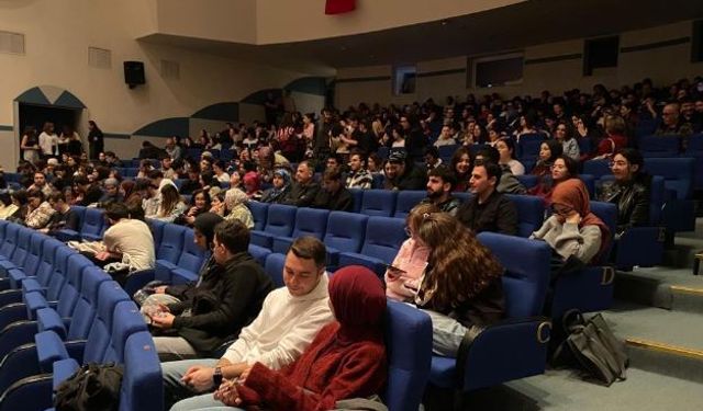 Tiyatro günlerinde salon doldu taştı