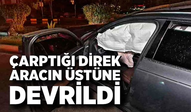 Çarptığı direk aracın üstüne devrildi, sürücü kaza yerinden kaçtı