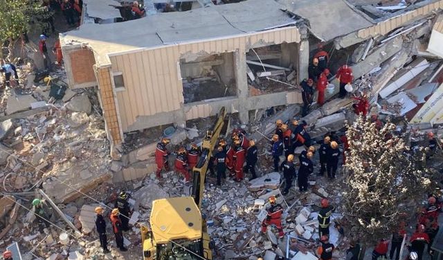 Enkazdan sağ kurtulan Dilara, hastaneden taburcu oldu