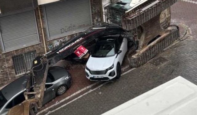 İş makinesi devrildi: 2 otomobil hasar gördü