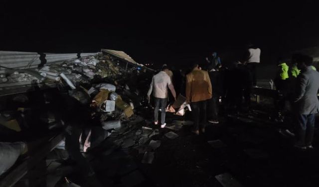 Tekstil malzemesi yüklü tır devrildi: Yol trafiğe kapandı