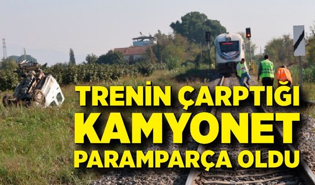 Trenin çarptığı kamyonet paramparça oldu