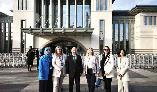 Prof. Dr. Meral Kekeçoğlu’na Türk Tıp Dünyası Kurultayı’nda teşekkür belgesi