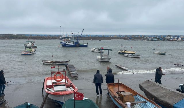 Fırtına balıkçılara zor anlar yaşattı