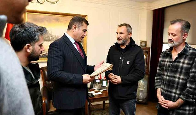 Gazeteciler, Düzce'nin il olduğu günün Resmi Gazetesi'ni Vali Aslan'a hediye etti
