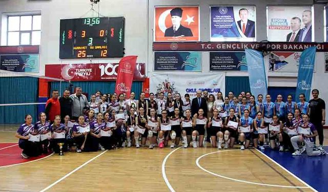 30 takım kıyasıya yarıştı, Hürriyet Ortaokulu zirvede!