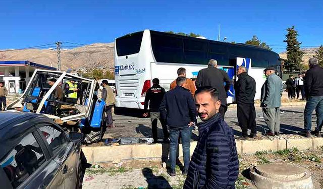 Yolcu otobüsü ile traktör çarpıştı: 1 yaralı