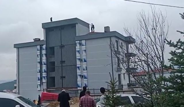 Çalıştığı firmadan alacağını alamadığını iddia eden işçi çatıya çıktı