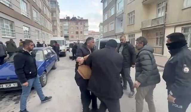 Aranan şahıs yakalanacağını anlayınca arkadaşlarıyla polise direndi