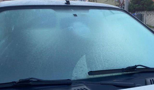 Soğuktan araçların camları buz tuttu