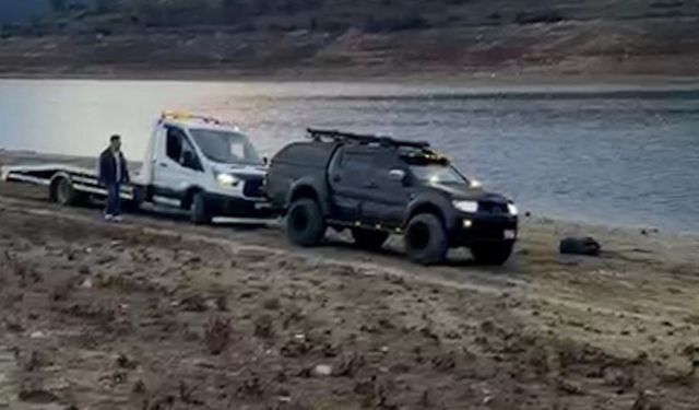 Çamura saplanan oto kurtarıcıyı pikap kurtardı