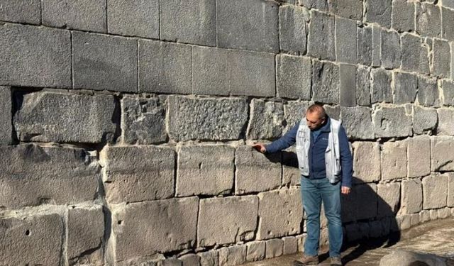 Diyarbakır surlarının 100 yıldır toprak altında olan kısmı ortaya çıkartıldı