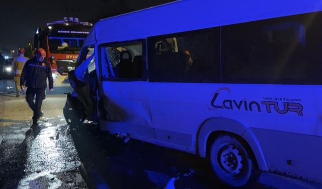 Düzce'de minibüs ile otomobil çarpıştı: 3 yaralı