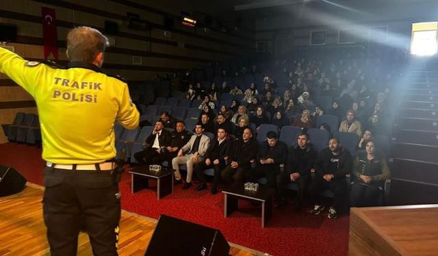Gerede'de polis ekipleri vatandaşları ve öğrencileri bilgilendirdi