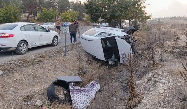 Hafif ticari araç devrildi: Baba ve oğlu yaralandı