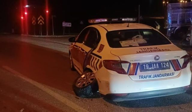 Kırmızı ışıkta zincirleme kaza: 2 jandarma personeli yaralandı