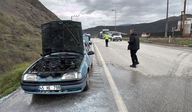 Seyir halindeki otomobilde çıkan yangın söndürüldü