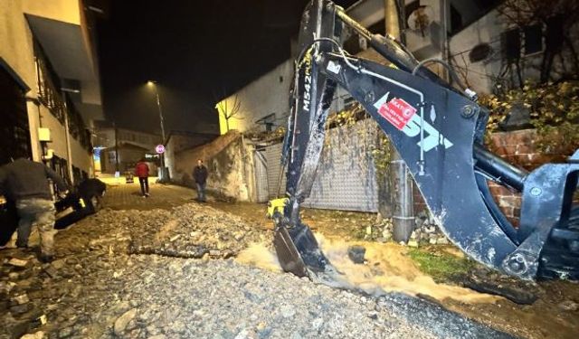 Patlayan borudan fışkıran su metrelerce yükseğe çıktı