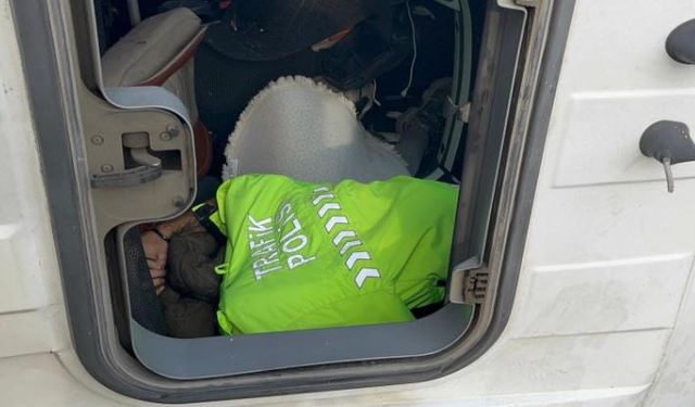 Polis üniformasını çıkarıp yaralının üzerini örttü