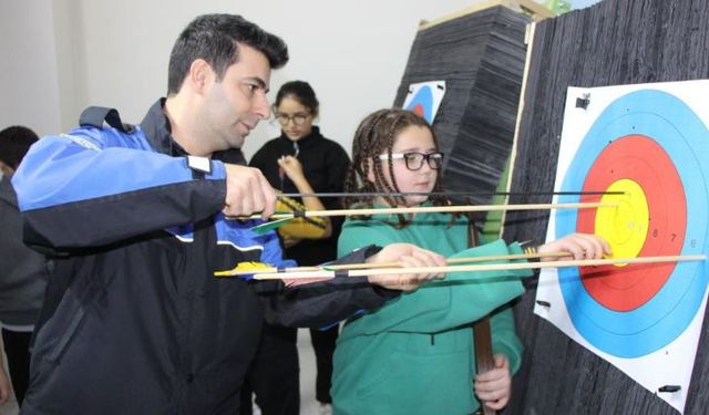 Polislerin desteğiyle okçu oldular
