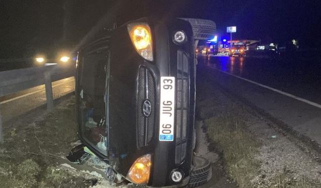 Refüje çarpan otomobil yan yattı: 1’i bebek, 3 yaralı