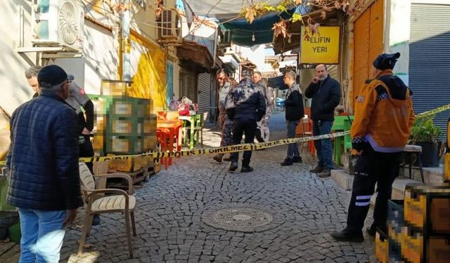 Sandalyede otururken bıçaklanarak öldürüldü