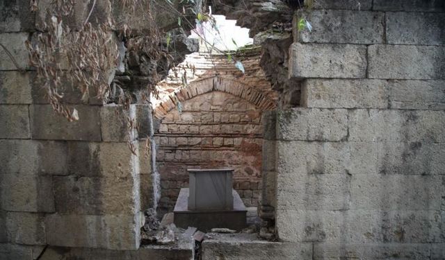 Tarihi türbe restore edilmeyi bekliyor