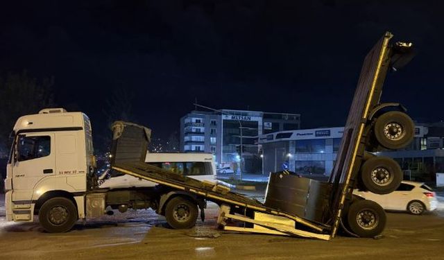 Demir rulo yüklü dorse ortadan ikiye ayrıldı