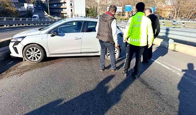 Lastiği patlayan otomobilin sürücüsü ölümden döndü