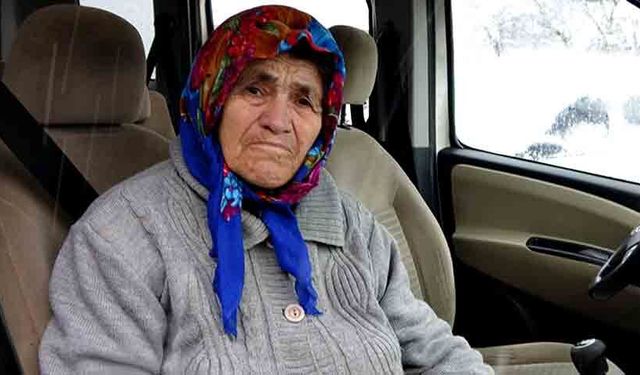 Yoğun kar köy yollarını kapattı:  Hasta kadın ekipleri seferber etti