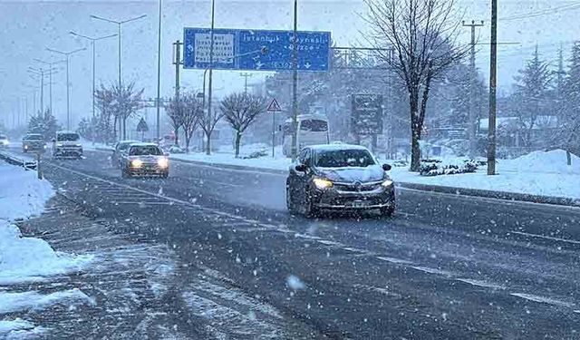 Bolu'da kar yağışı etkili oluyor