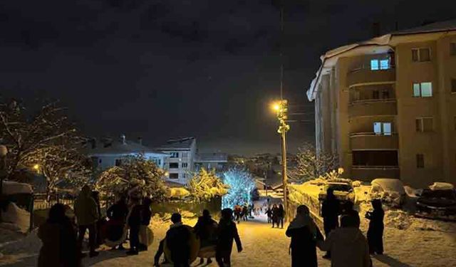 Çocuklar gece karın tadını çıkardı