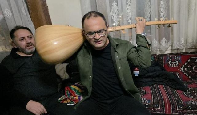 Görme Engelli Müzisyenden Alışılmadık Performans; Sazı ensesinde çalıyor