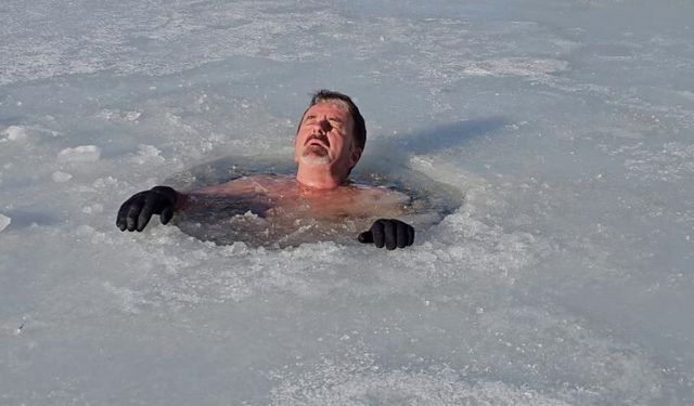 6 yıldır buz tutan göle giren dağcı sosyal medyada