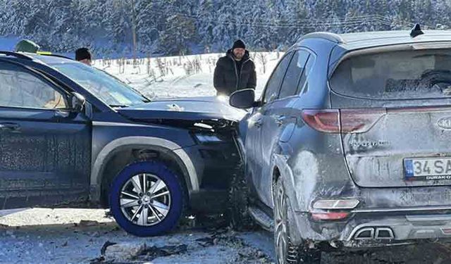 Kartalkaya yolunda iki cip kafa kafaya çarpıştı
