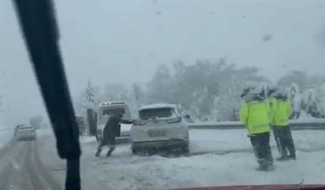 Yoğun Kar Esareti: Yolda Kalan Araçlar Trafiği Aksatıyor
