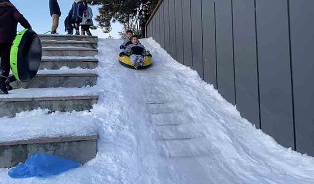 Merdiven değil kayak pisti: Bolulu miniklerin kar keyfi