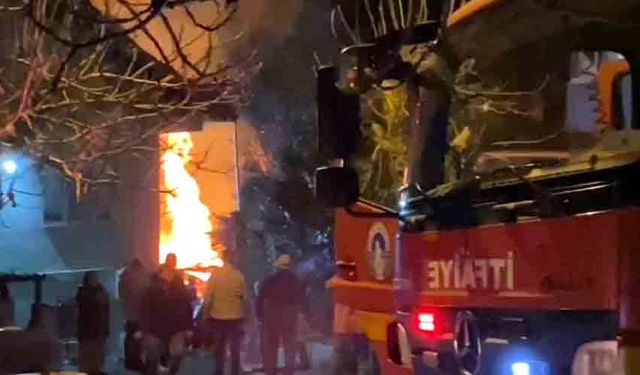 Odunlukta çıkan yangın paniğe neden oldu