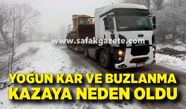 Karda kayan tır yolu trafiğe kapattı