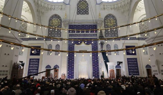 Berat Gecesi Tüm Yurtta Dualar ve İbadetlerle İdrak Edildi