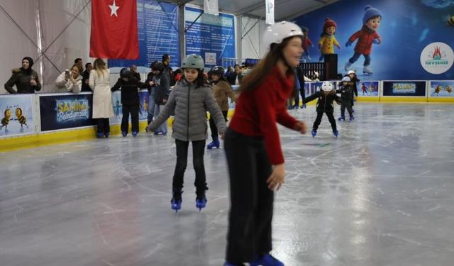 Nevşehir’de Mobil Buz Pateni Pisti Hizmete Açıldı