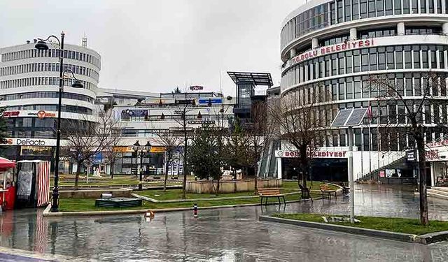Cadde ve sokakları sessiz kaldı: Sabahın erken saatlerinde yağmur etkili oldu