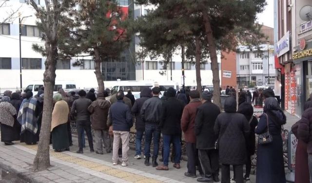 Ramazan öncesi ESK satış noktalarında yoğun kuyruklar