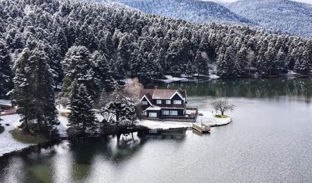 Gölcük Tabiat Parkı’nda kartpostallık kış manzarası