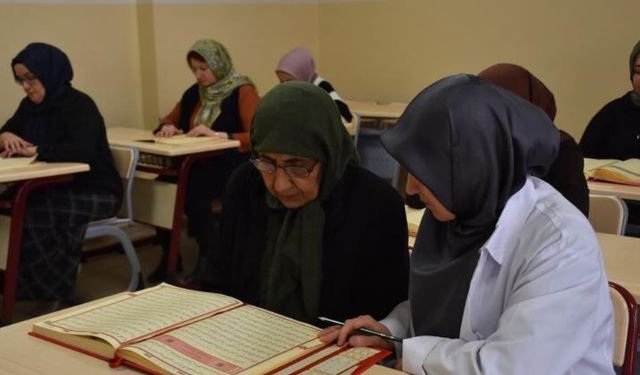 Hece hece başladı, 70'inden sonra Kur'an-ı Kerim'i öğrendi