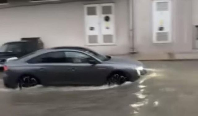 İzmir’de Sağanak Hayatı Felç Etti